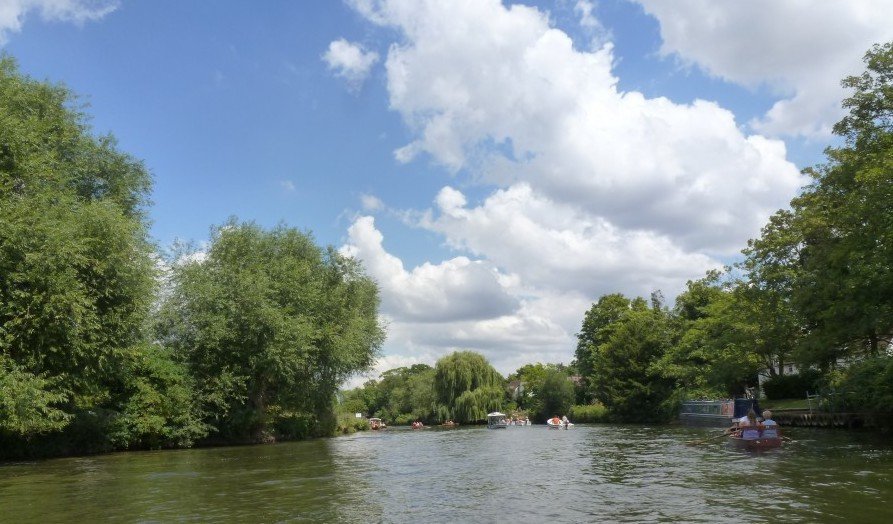 Taking a boat out on the lake is a great thing To Do With Kids In Stratford Upon Avon,