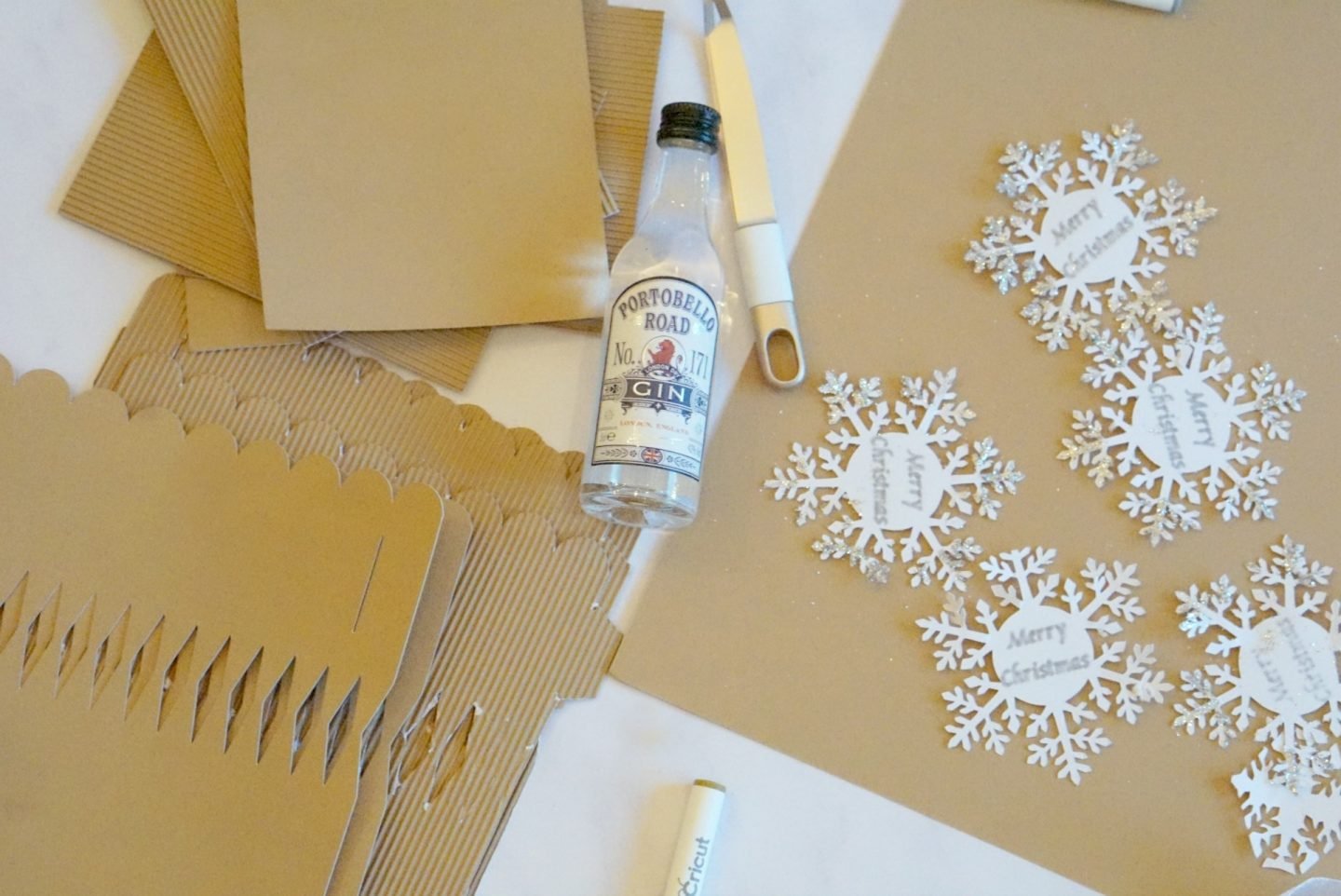 Make your own Gin Christmas Crackers with this easy to follow Christmas cracker template www.extraordinarychaos.com
