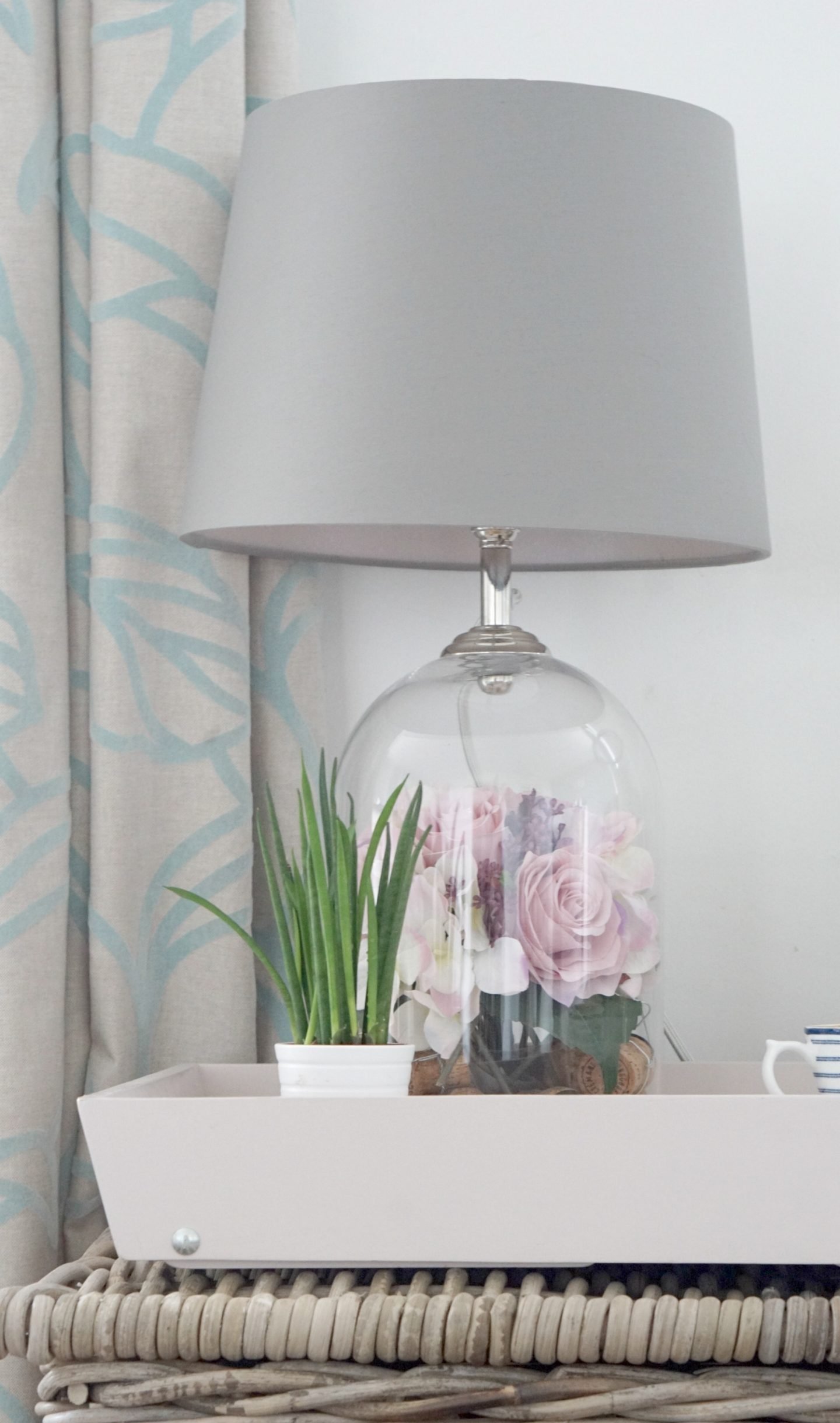 Choosing a shabby chic style for you home and how to choose a decor that is cool but different. And how to make a rustic coffee table with a wicker basket, decorated with a dome lamp and realistic looking artificial flowers. 