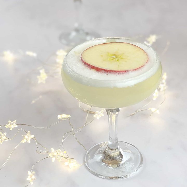 Honey and Apple Gin and prosecco topped with elderflower foam