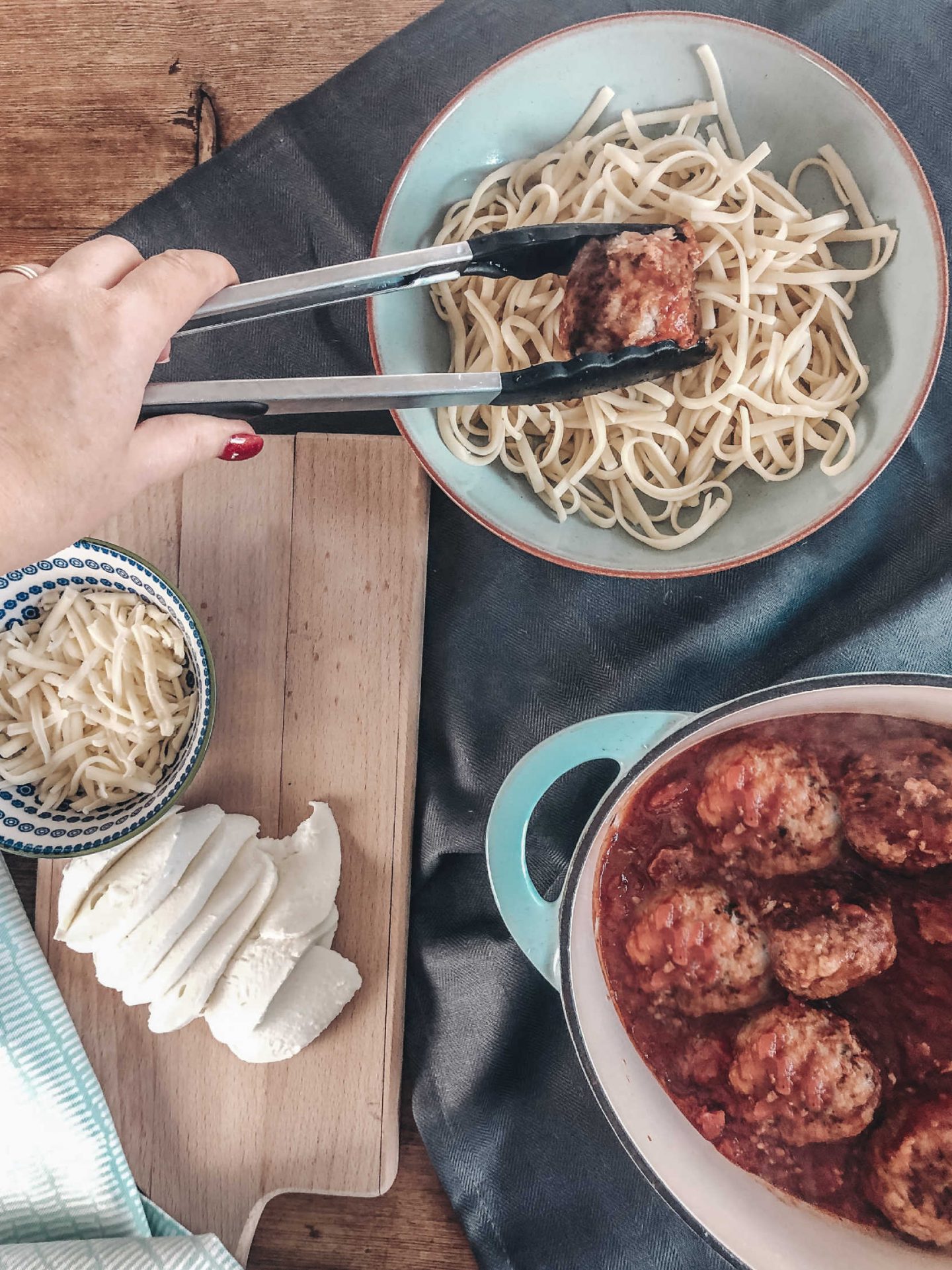 Easy midweek meals for families, how to make a sauce for pork Meatballs 