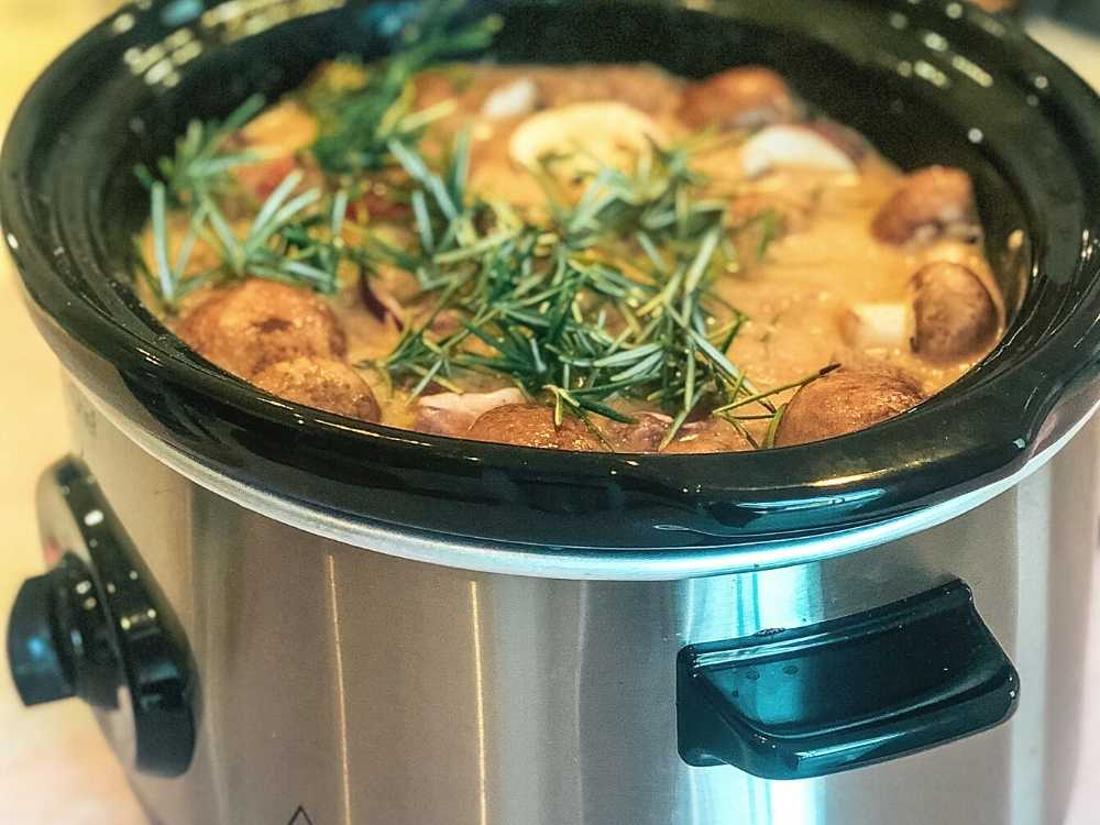 Add rosemary to the slow cooker, stir and replace the lid