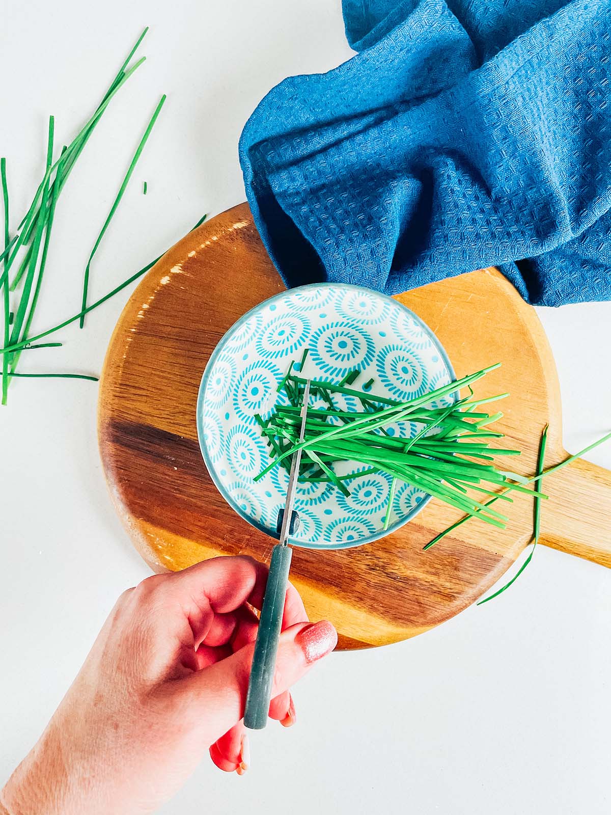 Chop the chives with scissors
