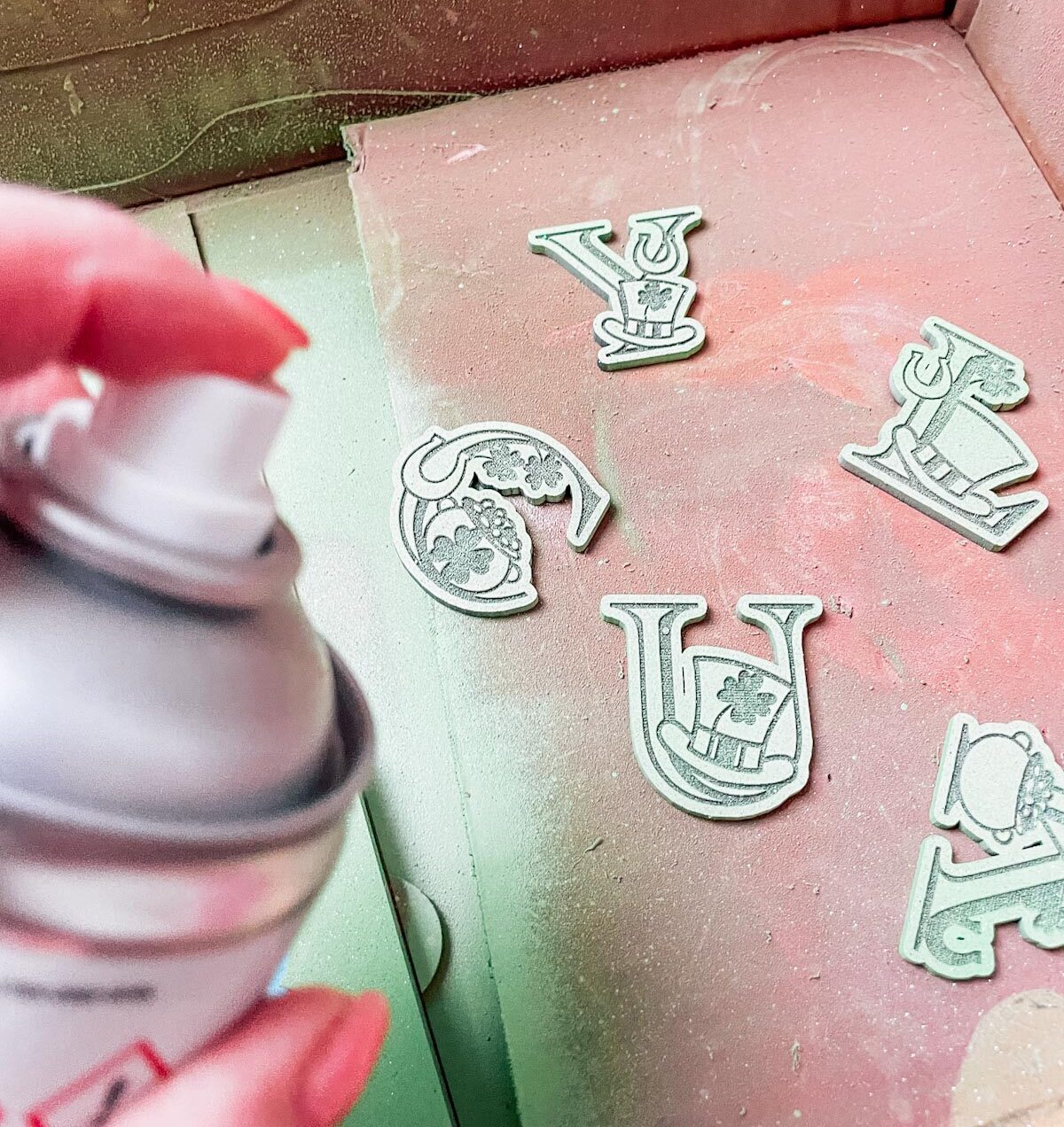 Spray paint the letters, i used more cream on the letters so they were slighly different the the jigsaw surround