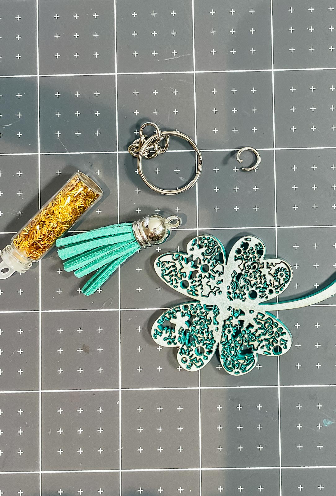 What do you need to make a clover keyring with glowforge