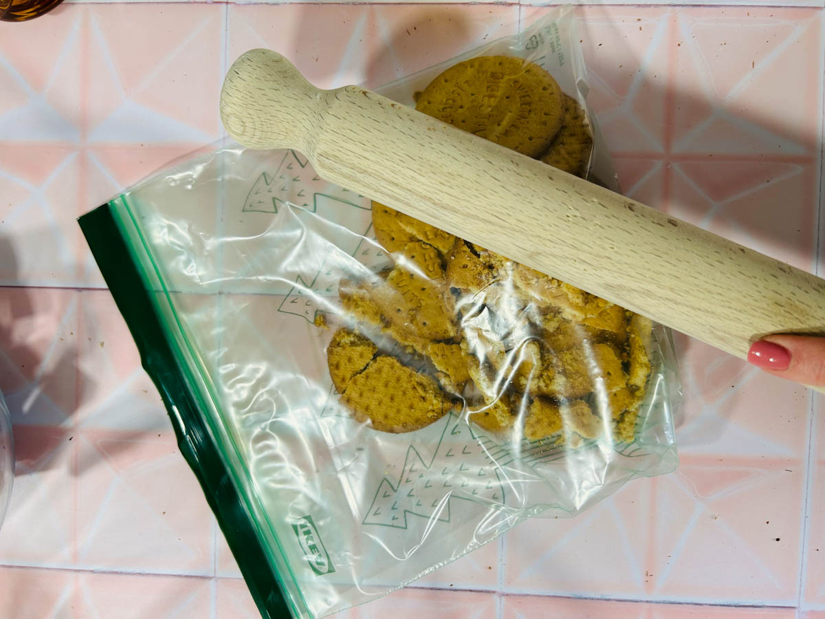 Crush the digestives with a rolling pin